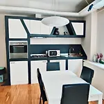 Toc Toc - Modern In Lejlighed *